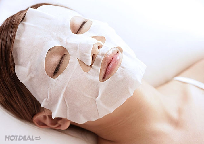 Đắp mặt nạ giấy thường xuyên để có một làn da luôn căng mịn.