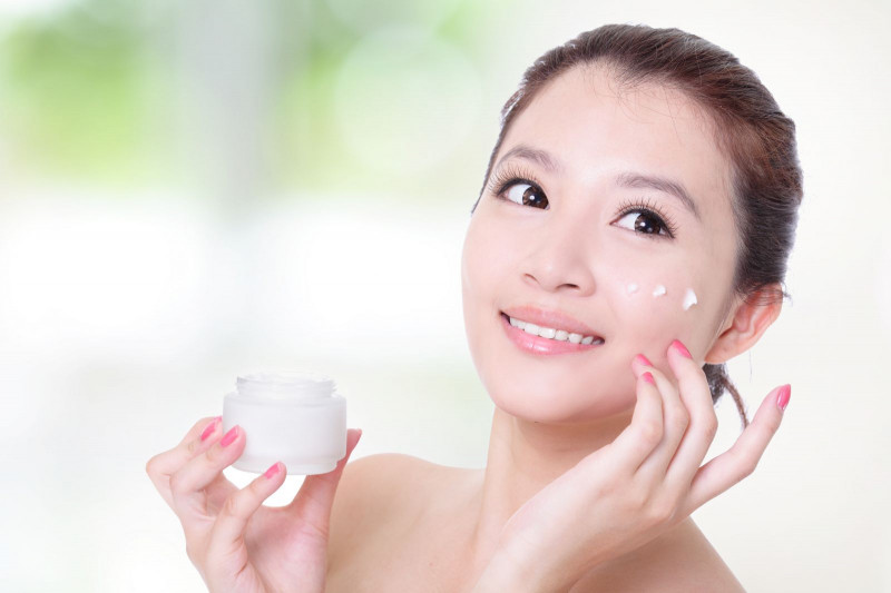 Sử dụng kem dưỡng ẩm cho da mặt