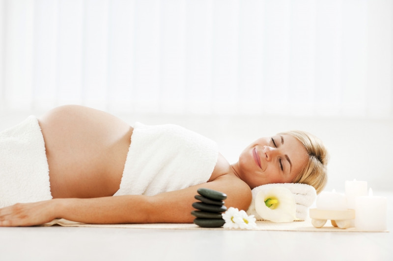 Việc massage nhẹ nhàng kích thích giao tiếp với thai nhi