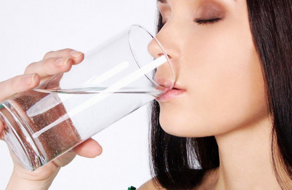 Uống nhiều nước để thanh lọc cơ thể