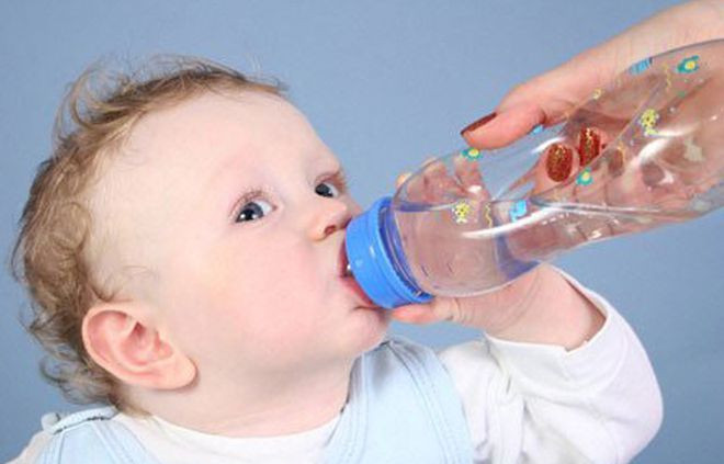 Trẻ uống nhiều nước giúp tăng khả năng miễn dịch