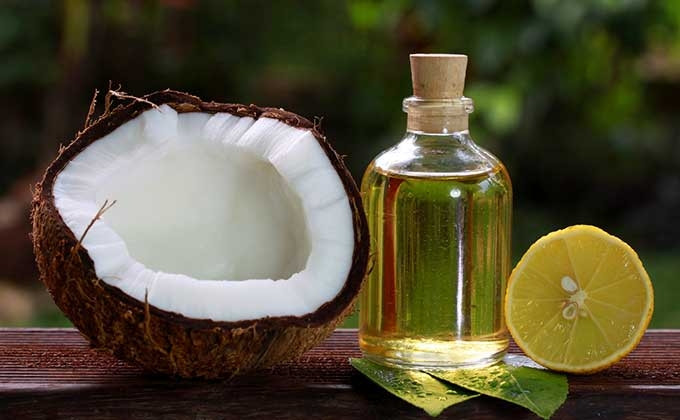 Dầu dừa là một loại tinh dầu đặc biệt có rất nhiều tác dụng như chống oxi hóa và đặc biệt dầu dừa giữ ẩm rất tốt.