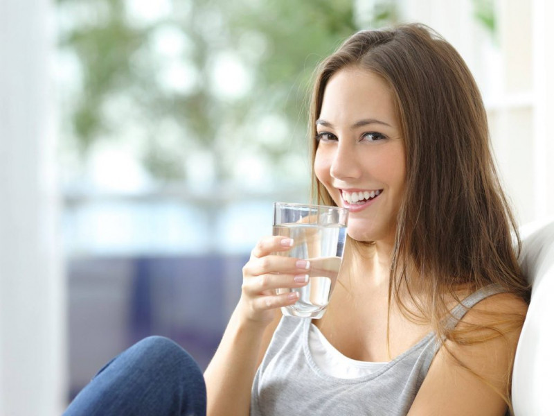 Hãy nhớ uống 2,3 lít nước mỗi ngày bạn nhé!