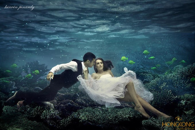 Khi chụp ảnh cưới dưới nước bạn nên chọn những bãi biển nổi tiếng để có được những bối cảnh tinh tế và hấp dẫn hơn.