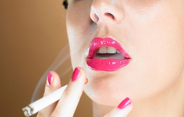 Phụ nữ hút thuốc lá khiến quá trình lão hóa nhanh và sớm hơn