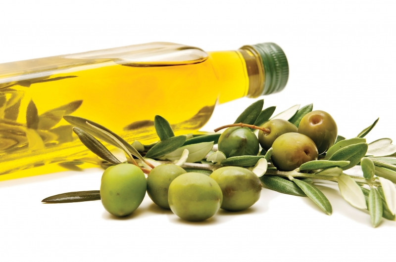 Dầu oliu một loại dầu được tinh chế từ quả oliu thuộc họ Oleaceae, loại cây truyền thống của vùng Địa Trung Hải.