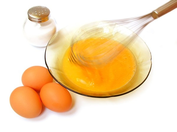 Nếu bạn luôn bị quấy nhiễu bởi những mảng gàu trắng đáng ghét thì hãy đập một quả trứng gà vào một chén sữa chua nhé.