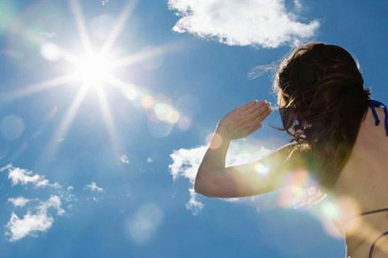 Hãy để ánh sáng mặt trời tác động trực tiếp vào cơ thể vào buổi sáng nhằm giúp bạn tươi tỉnh