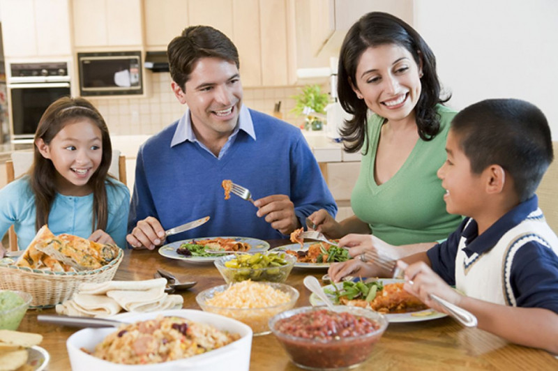 Bố mẹ hãy ăn uống đúng giờ, là tấm gương tốt cho bé trong việc ăn những thực phẩm tốt cho sức khỏe