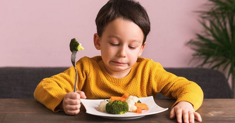 Việc trẻ ít vận động cũng có thể khiến trẻ biếng ăn.