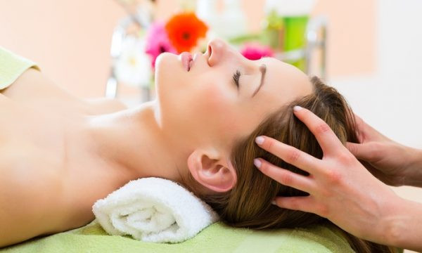 Massage da đầu giảm lượng tóc rụng