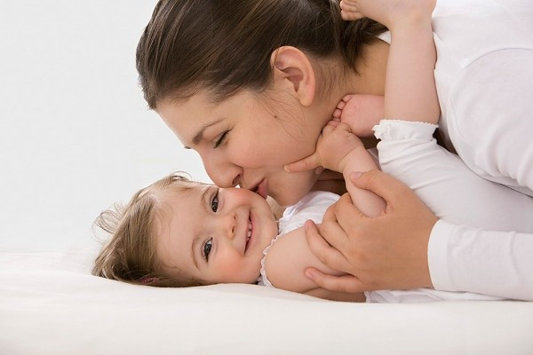 Âu yếm trẻ sơ sinh sẽ thúc đẩy nồng độ oxytocin và prolactin tăng cao trong cơ thể mẹ