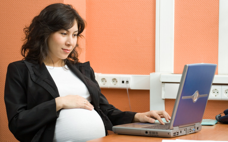 Khi mang thai mẹ nên làm các công việc nhẹ nhàng và có thời gian nghỉ ngơi hợp lí.