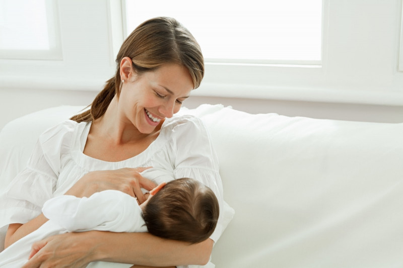 Hormone tiết sữa Oxytocin tiết nhiều khi mẹ cho con bú, gần gũi và âu yếm con