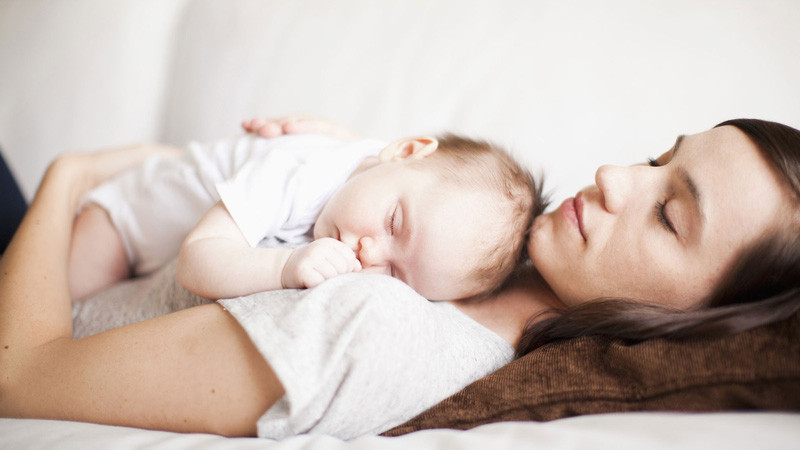 Ngủ đủ giấc cũng là cách làm tăng sữa mẹ