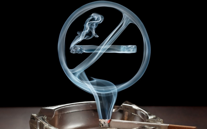 Hút thuốc lá hoặc hít phải khói thuốc lá rất có hại cho sức khỏe.
