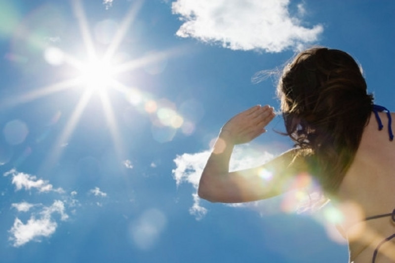 Ánh nắng mặt trời từ sau 9 giờ sáng chứa nhiều tia cực tím gây hại cho cơ thể.