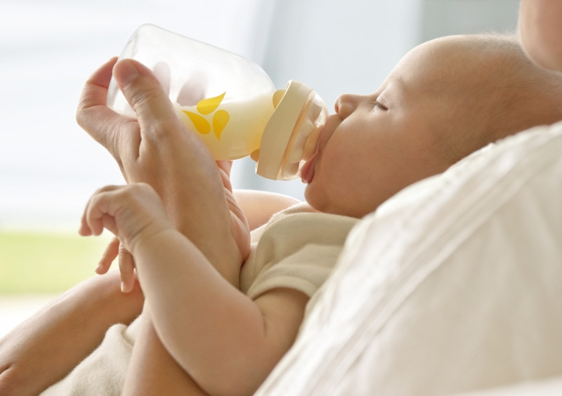 Bình sữa được thiết kế với hình dạng và độ dài cổ điển dành riêng cho bé bú bình và có cảm giác y như bú sữa mẹ.