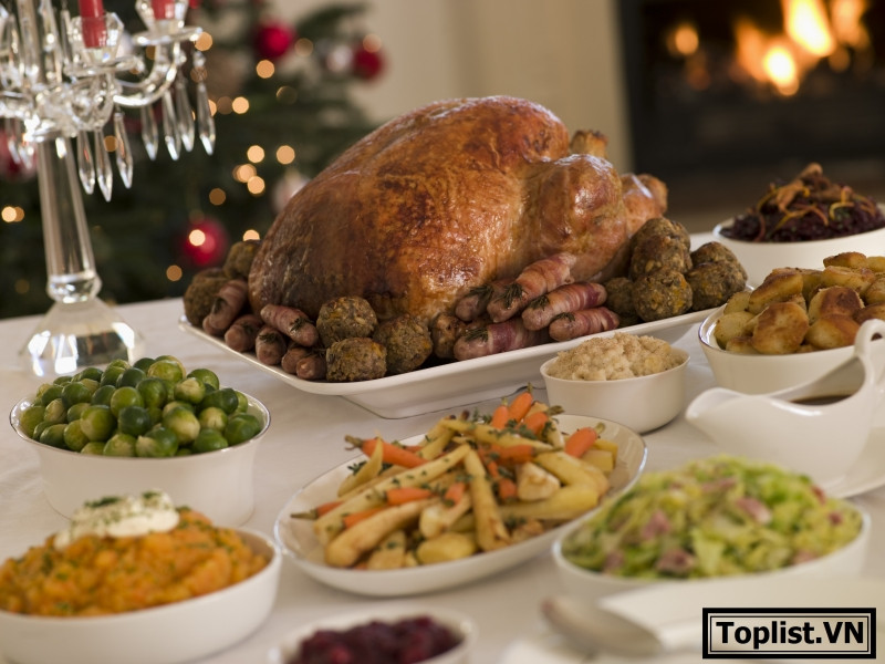 Tiệc Giáng Sinh tại Anh với các món truyền thống như gà tây nướng, khoai tây, cải Brussel,...