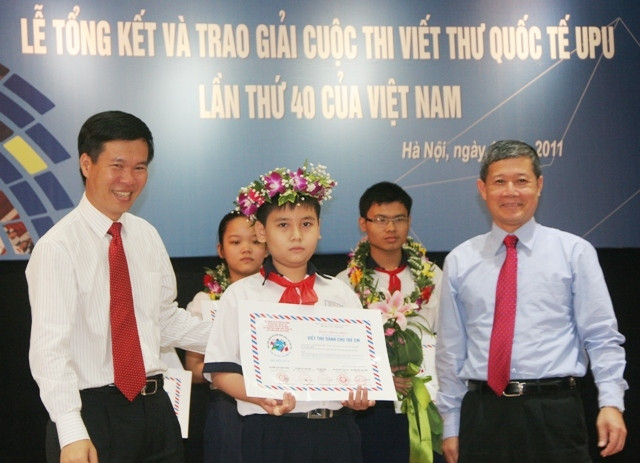Huỳnh Minh Hiếu tại Lễ trao giải cuộc thi viết thư quốc tế UPU lần thứ 40