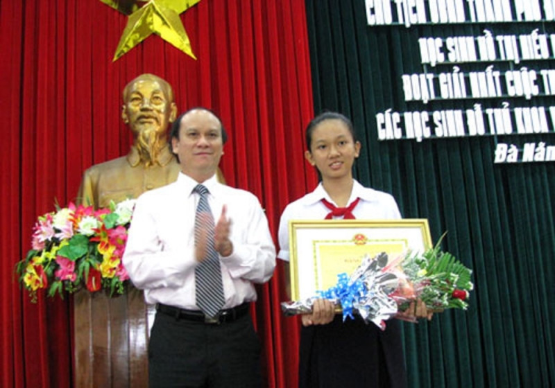 Hồ Thị Hiếu Hiền tại Lễ trao giải cuộc thi viết thư quốc tế UPU lần thứ 39