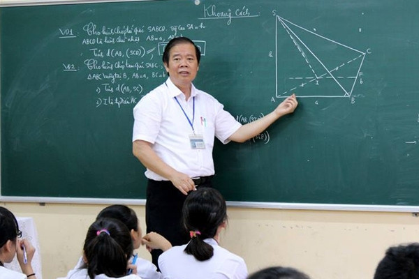 Thầy Phan Tuấn Cộng trong tiết học cuối cùng tại lớp 11 Anh (sưu tầm)