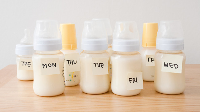 Hâm sữa trong lò vi sóng sẽ làm mất đi đáng kể đặc tính chống viêm, miễn dịch ở sữa