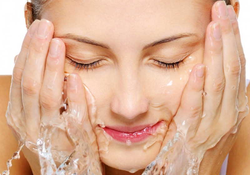 Rửa mặt là bước đầu tiên trong các bước chăm sóc da mặt hàng ngày.