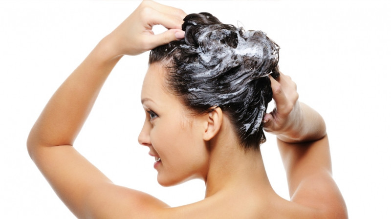 Các chất tạo bọt cho bạn cảm giác tóc mềm hơn nhưng lại chính là nguyên nhân chính khiến tóc của bạn khô và nhanh bẩn hơn.
