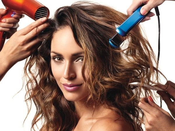 Nhiều bạn gái bây giờ thường lạm dụng các máy làm tóc bằng nhiệt tại gia đình để tạo kiểu tóc, đây là lý do khiến tóc nhanh chóng bị khô và xơ đi.