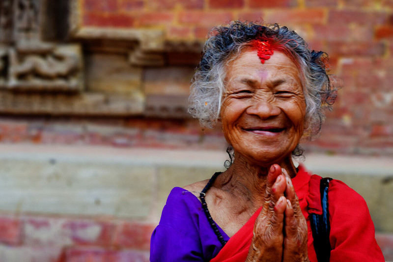 Chắp tay và mỉm cười (Ấn Độ, Thái Lan)