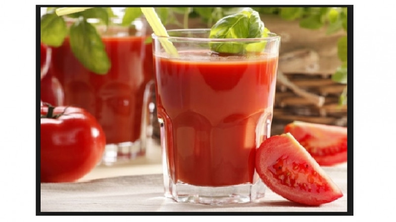 Ly nước ép cà chua đẹp mắt lại có công dụng giải rượu thần kì