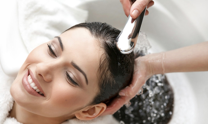 Gội đầu đúng cách cũng là một điều rất quan trọng trong quá trình chăm sóc tóc xoăn.