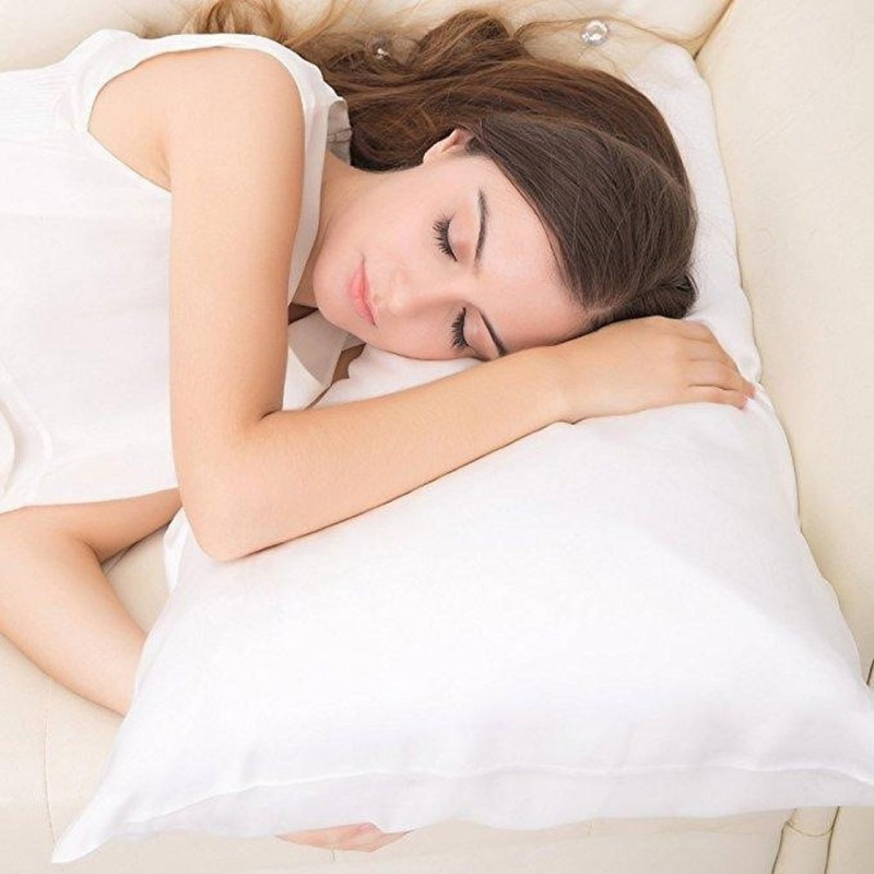 Sử dụng gối lụa khi ngủ