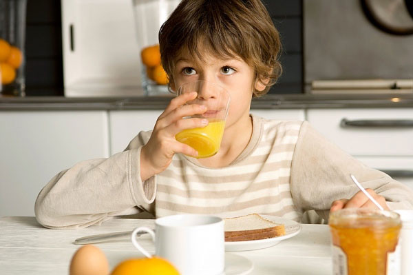 Uống nước hoa quả giúp bé bổ sung Vitamin và khoáng chất để tăng thêm sức đề kháng
