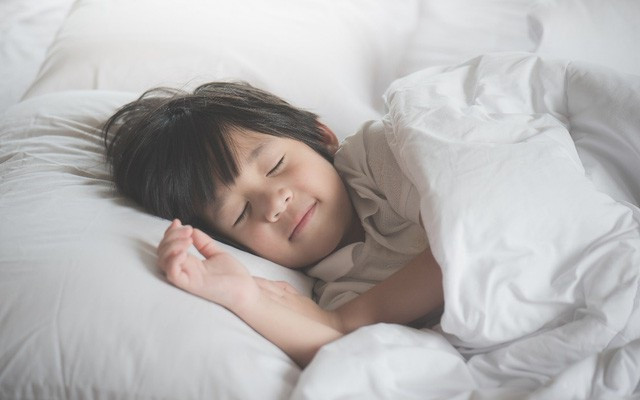 Bé được ngủ đủ giấc sẽ giúp tăng cường sức đề kháng