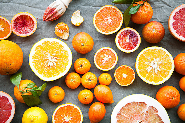 Vitamin C có nhiều trong các loại quả màu đỏ, họ cam, chanh