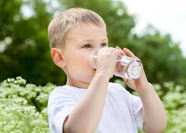 Cho trẻ uống nhiêu nước để hạ sốt nhanh chóng