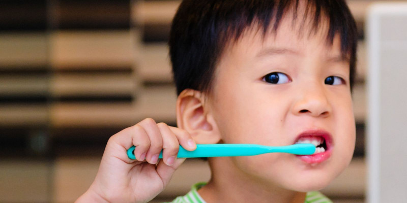 Bố mẹ nên áp dụng biện pháp chải răng cho bé ngay từ khi còn nhỏ