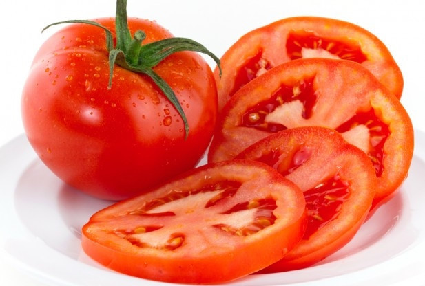 Cà chua có thể cải thiện và cân bằng lượng dầu tiết ra giúp giảm bớt dầu và tăng tính đàn hồi cho da.