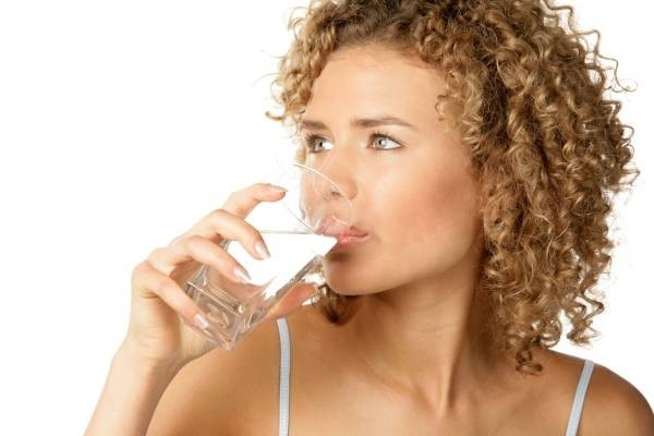 Uống nước đầy đủ giúp da không bị khô