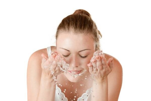 Rửa mặt thường xuyên giúp da được thông thoáng