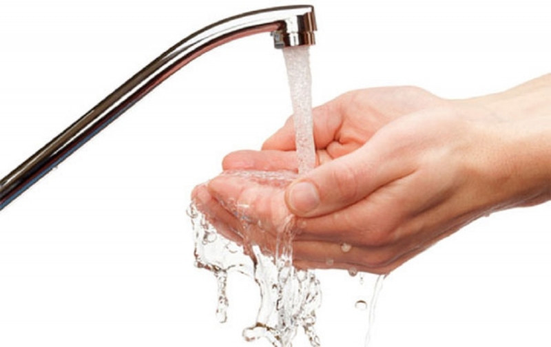 Rửa tay vào nước lạnh sẽ có cảm giác mát mẻ hơn rất nhiều
