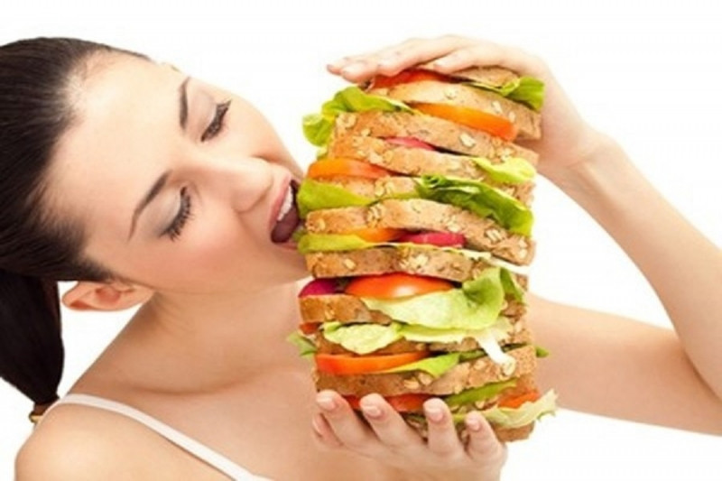 Tránh ăn quá no vì nó sẽ khiên bạn nóng hơn, khó chịu hơn