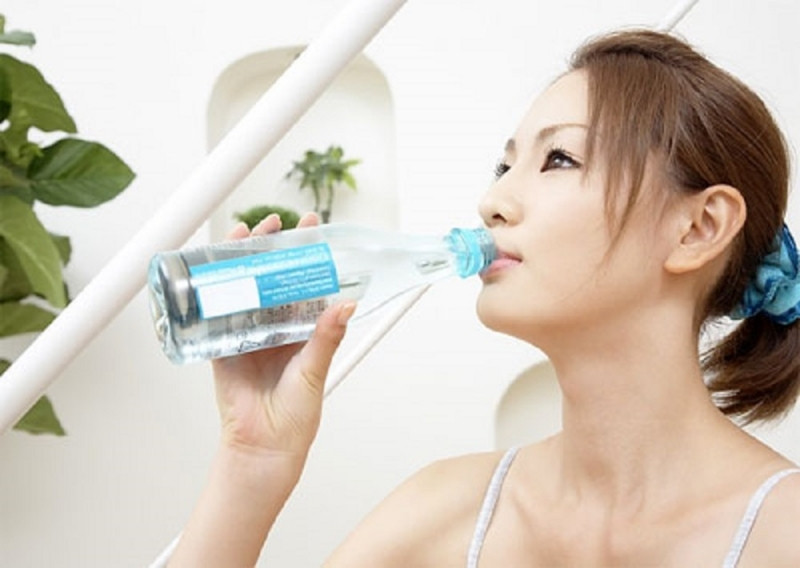 Hãy uống nhiều nước để bổ sung lượng nước đầy đủ cho cơ thể