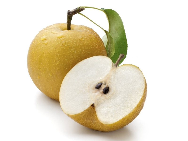 Ăn những loại trái cây giòn và nhiều chất xơ như táo, lê cũng góp phần cải thiện màu răng.