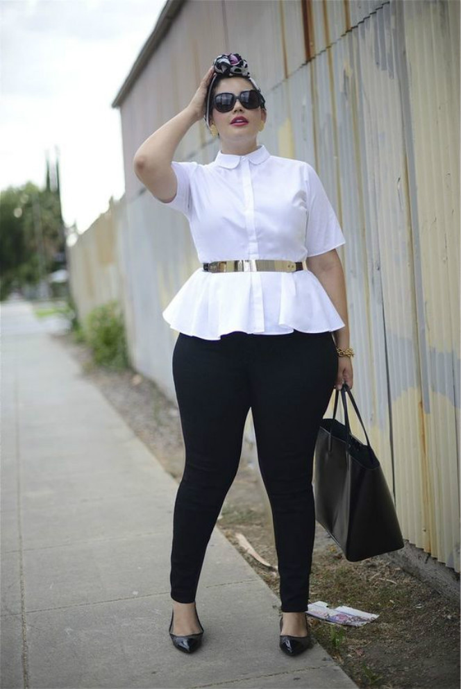 Áo trắng + quần tregging đen + thắt lưng ánh kim giúp bạn trong sang trọng và tinh tế hơn