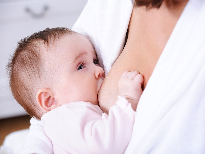 Sữa mẹ là thức ăn tốt nhất cho trẻ sơ sinh.