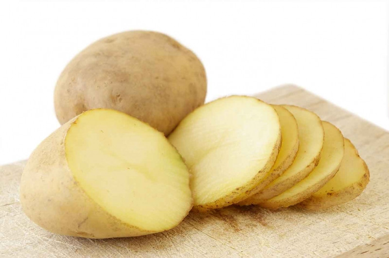 Giống như một chất tẩy tự nhiên, khoai tây có thể làm giảm cảm giác rát bỏng một cách nhanh chóng trên da.
