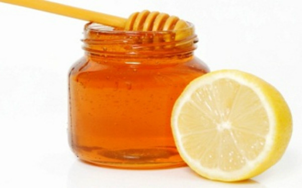 Sử dụng nước cốt chanh và mật ong